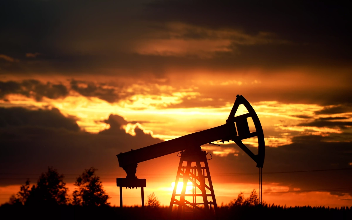 Цены на нефть упали после сообщения о решении резко снизить добычу ОПЕК+