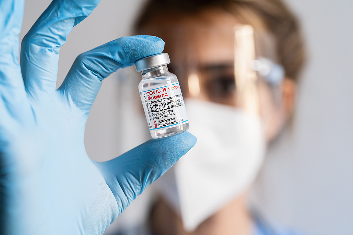Moderna объявила о высокой эффективности обновленной бустерной вакцины