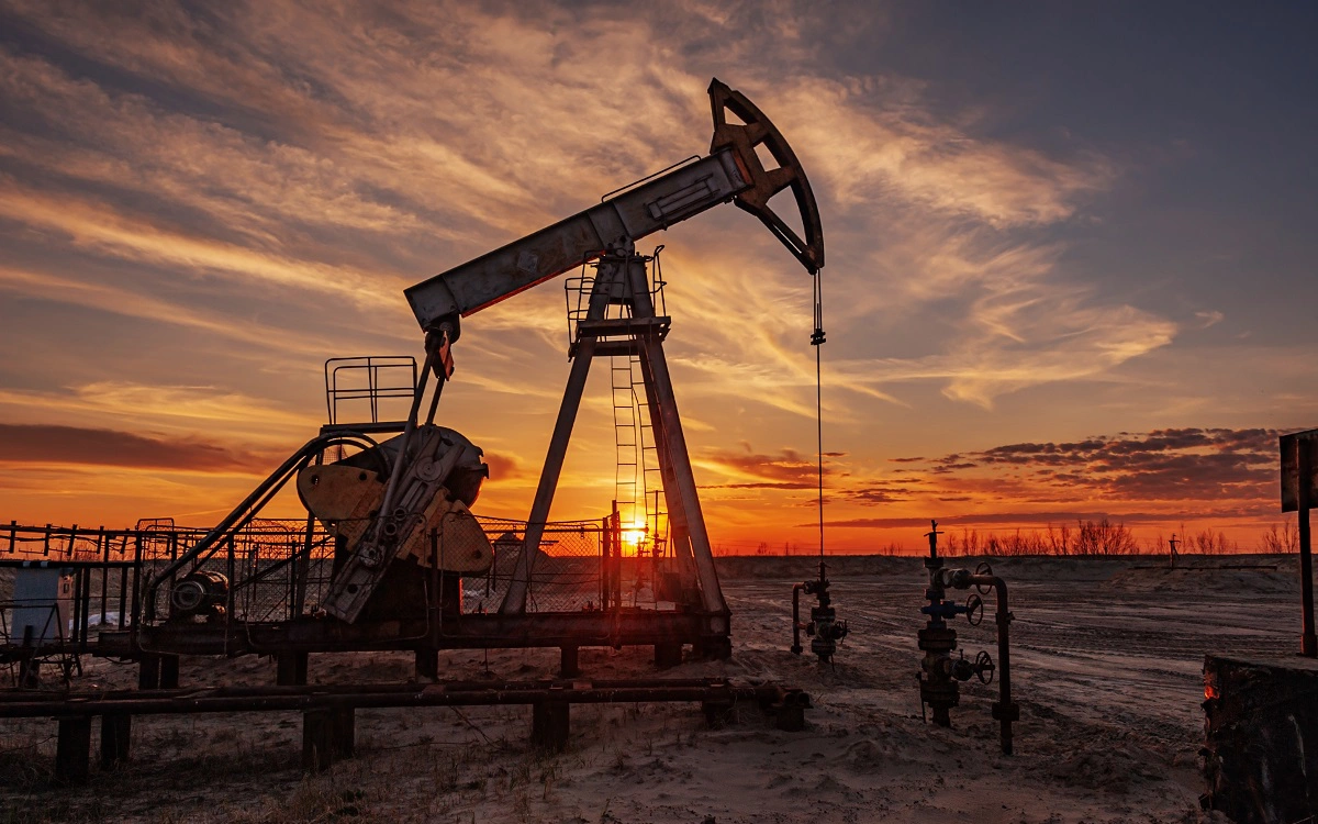 Цена нефти Brent впервые с начала августа упала ниже $83