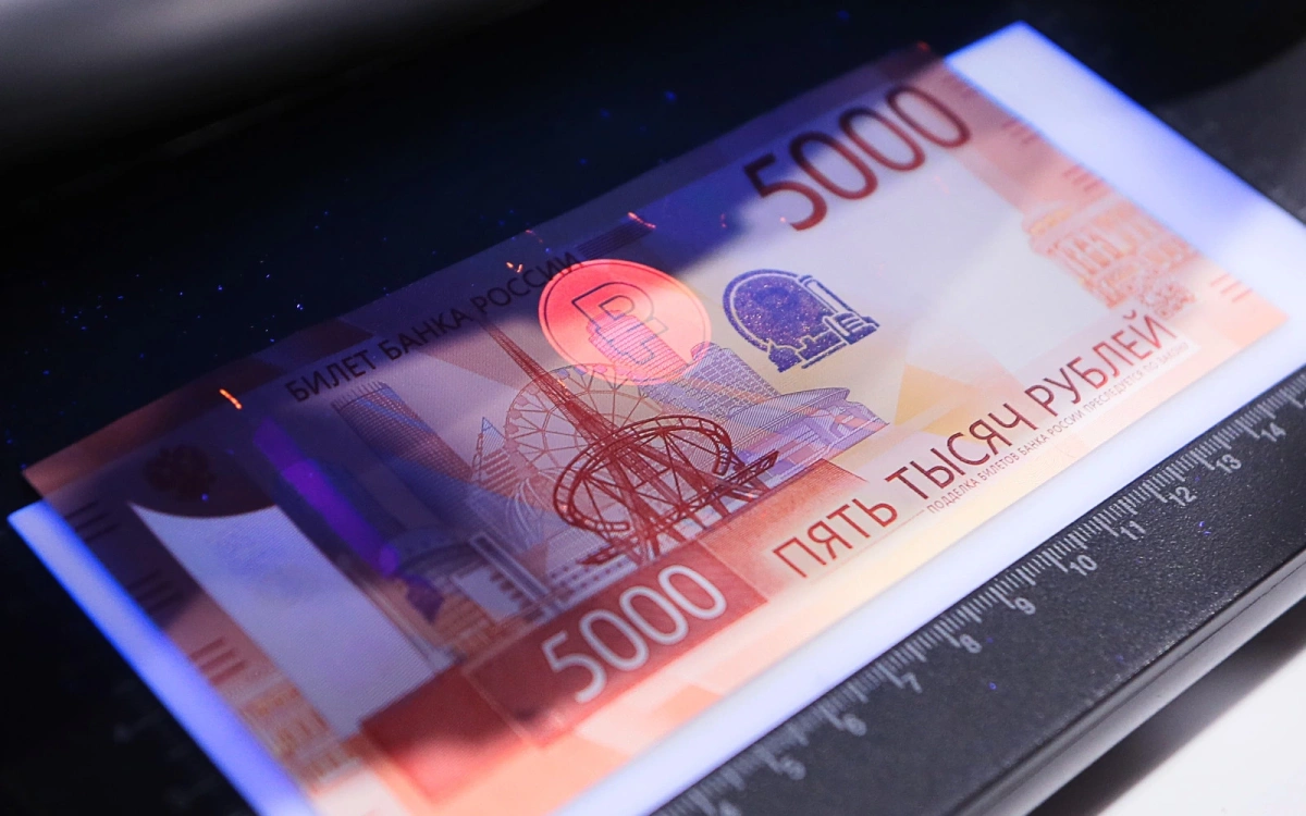 Аналитики «Финама» спрогнозировали доллар по ₽98–102 на конец 2024 года