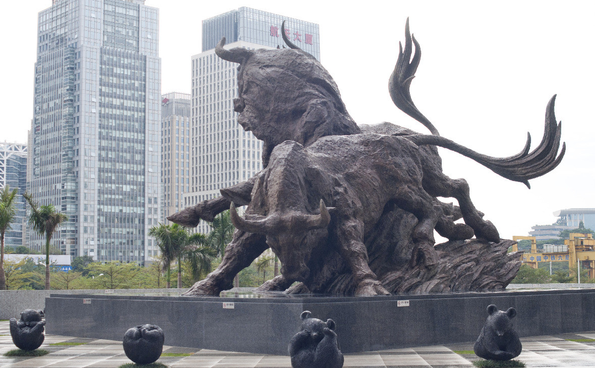 <p>Скульптура быка у Шэньчжэньской фондовой биржи в Китае</p>
