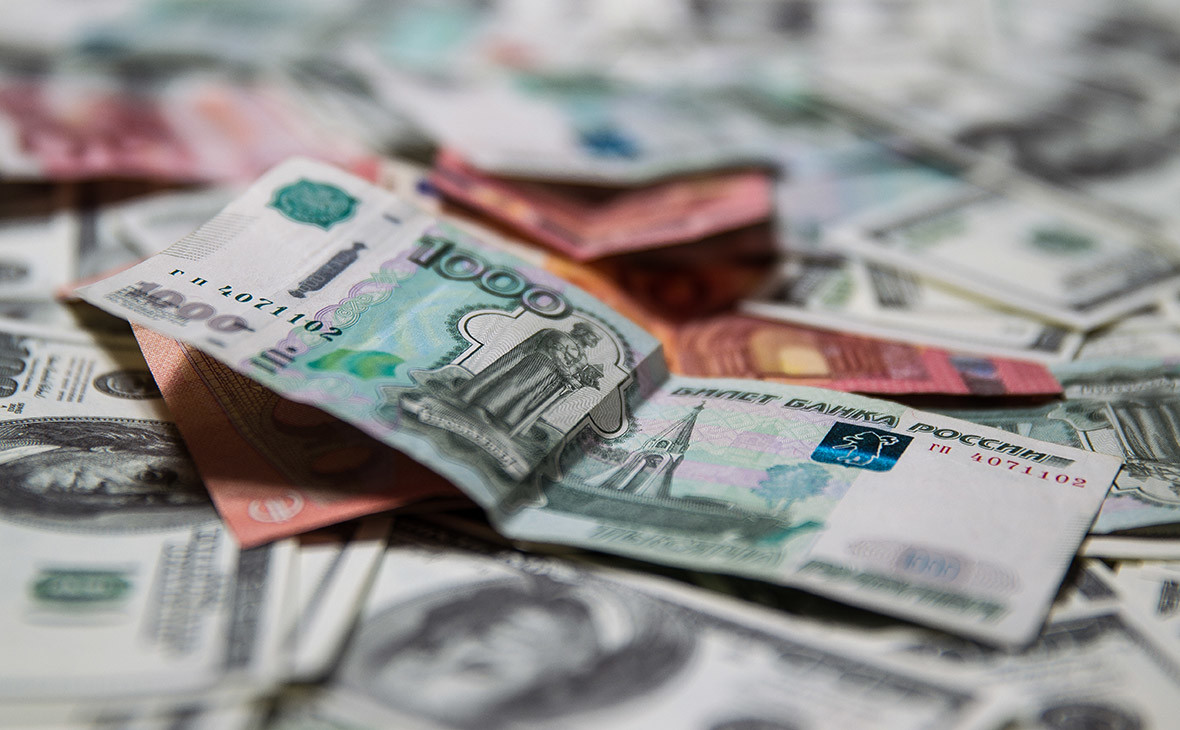 Курс рубля вырос благодаря нефти и налогам. Что ждет валютный рынок?