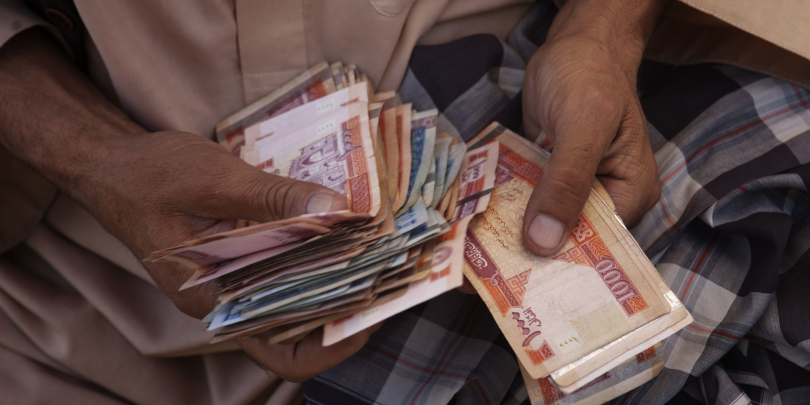 Афганская валюта обвалилась до рекордного минимума после прихода талибов