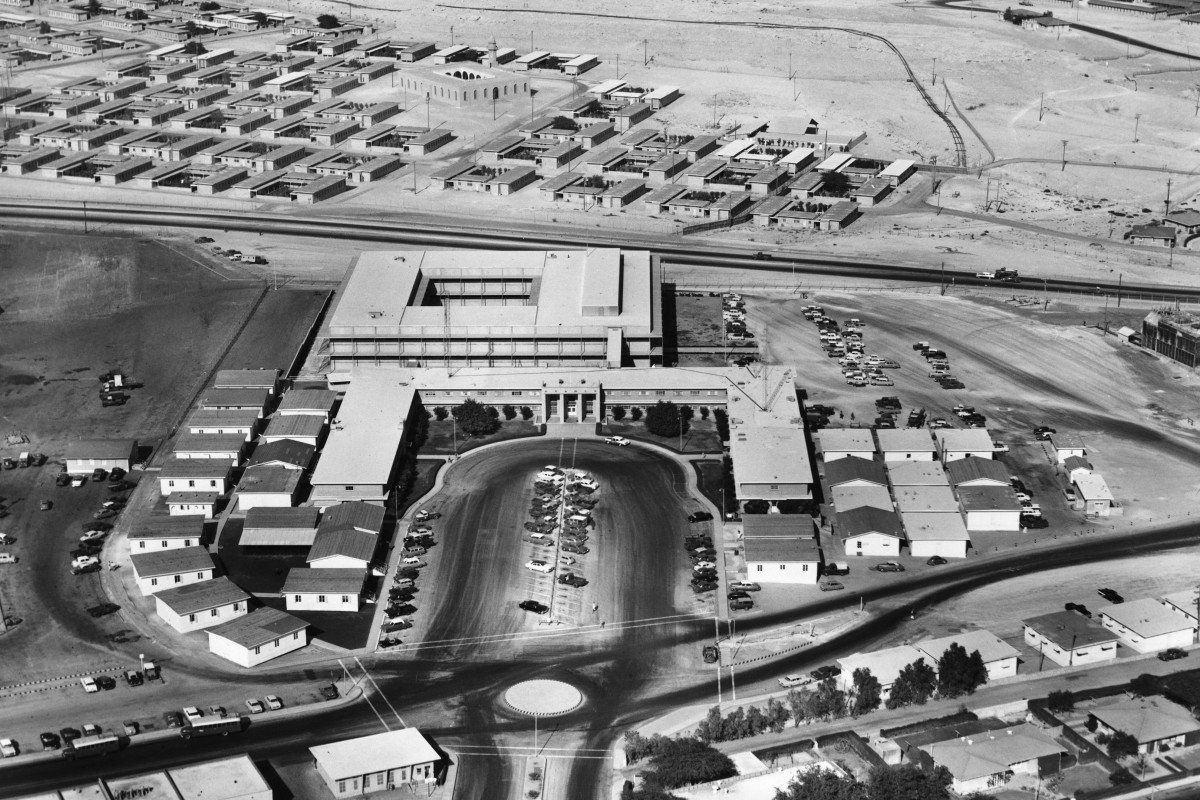 Вид с высоты птичьего полета на офис нефтяной компании Saudi Aramco в Дахране, Саудовская Аравия, 1955 год.