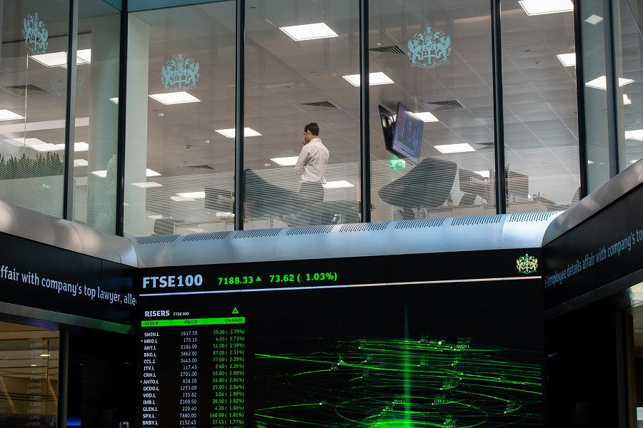 Главный вход Лондонской фондовой биржи (LSE)