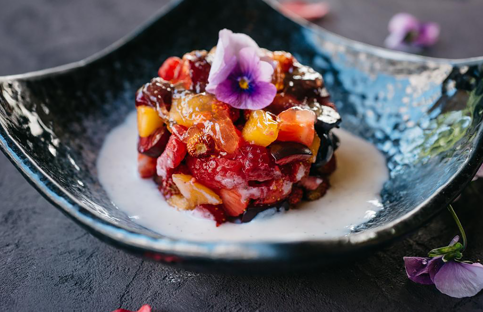 Тартар из сезонных ягод и фруктов с французским ванильным кремом, 600 руб. («Недальний Восток»)
