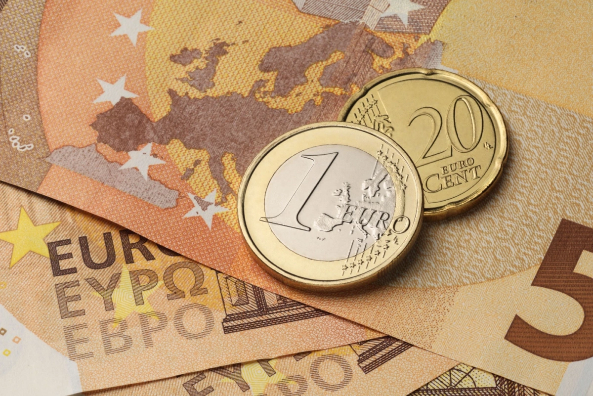 Курс евро упал ниже ₽97 впервые с 5 февраля