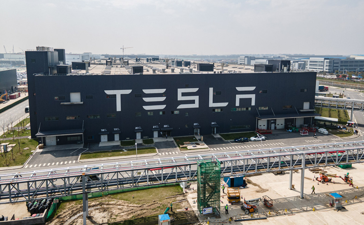Tesla потеряла почти 40 тыс. электрокаров из-за закрытия завода в Шанхае