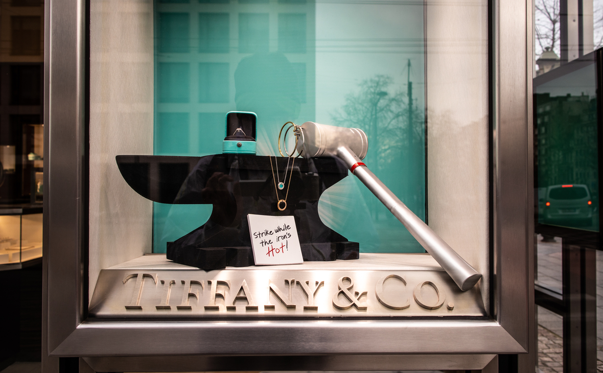 Акции Tiffany подешевели на 10% на фоне проблем с продажей компании