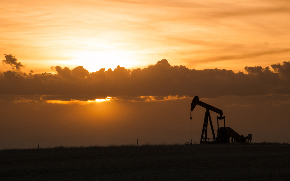 Нефть подешевела на 18% после слов члена ОПЕК+ о росте добычи