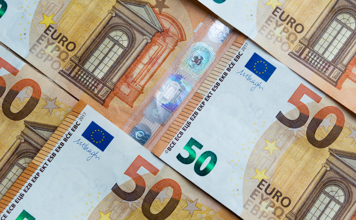 Курс евро упал до минимума за полтора года. Вот почему это произошло