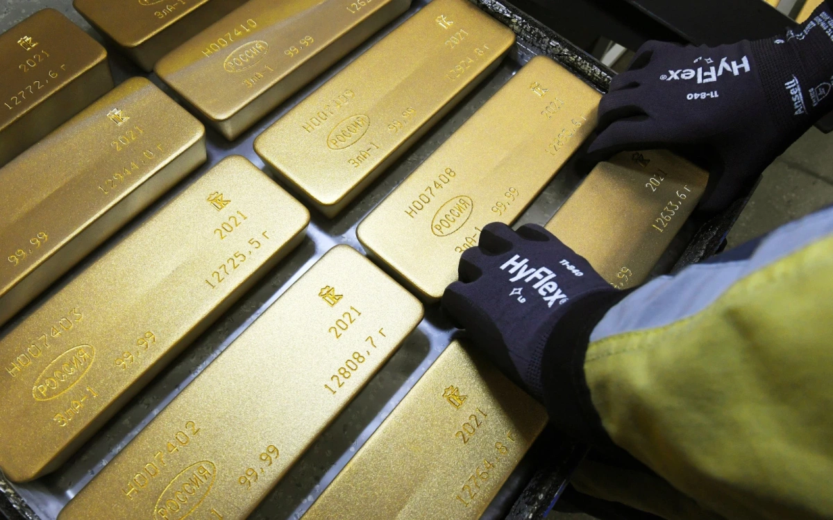 Цена золота превысила $2300 за унцию и обновила исторический максимум