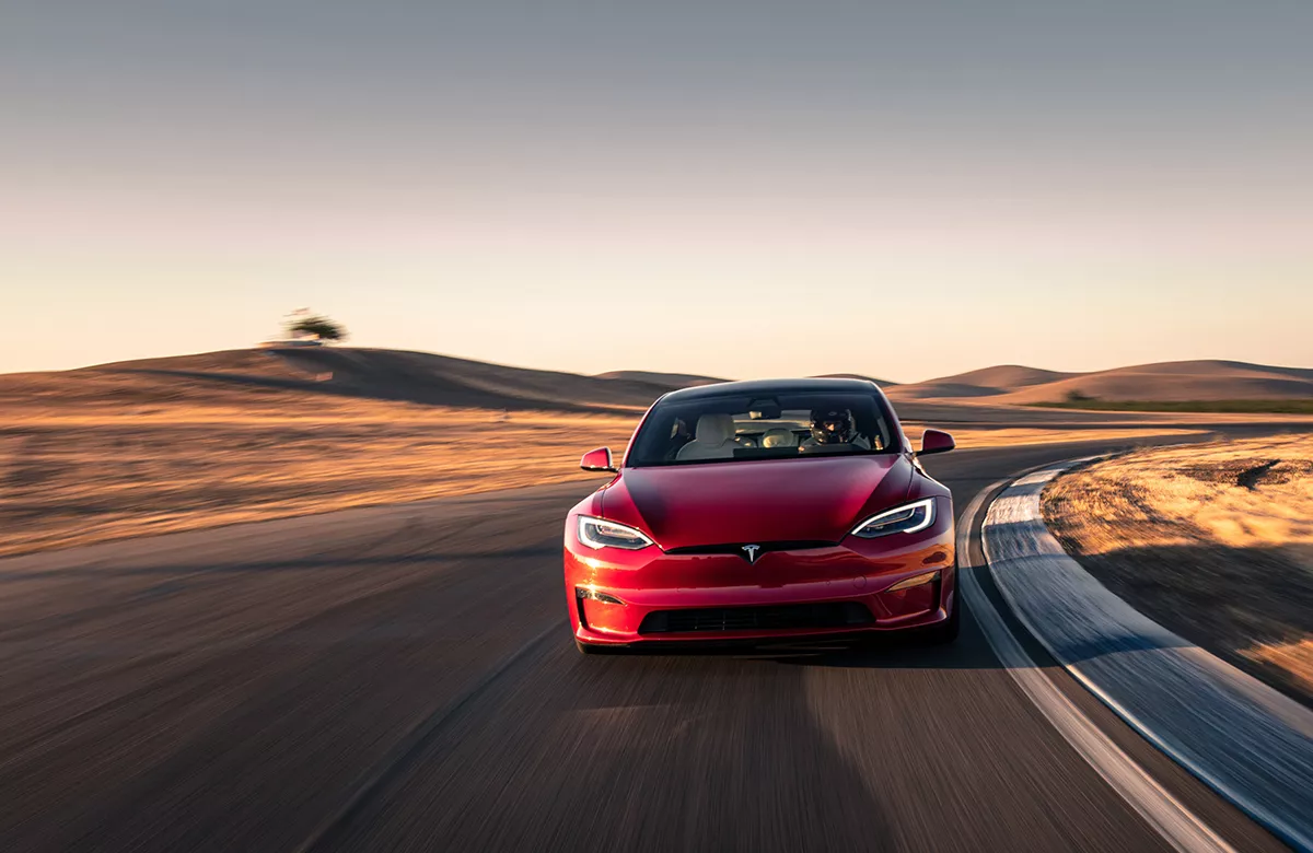 Регулятор в Калифорнии обвинил Tesla в ложной рекламе функций автопилота