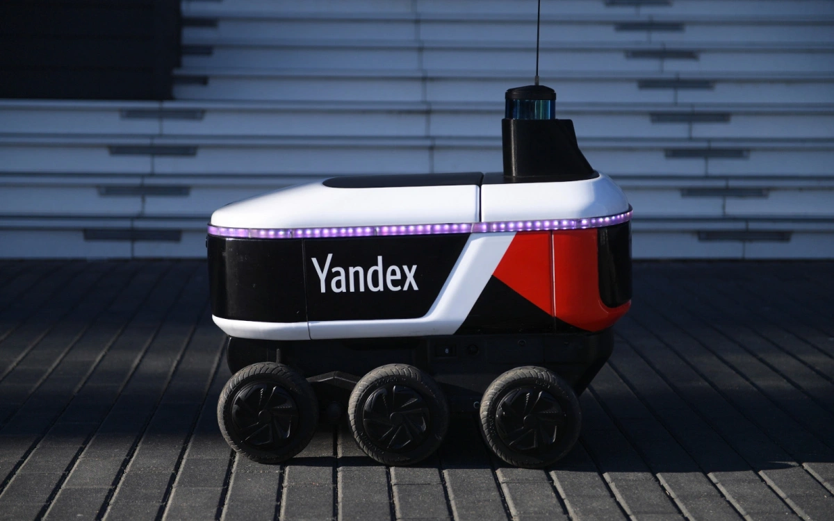 <p>Беспилотный робот-курьер &laquo;Яндекс.ровер&raquo; во время работы на территории технопарка &laquo;Сколково&raquo;</p>