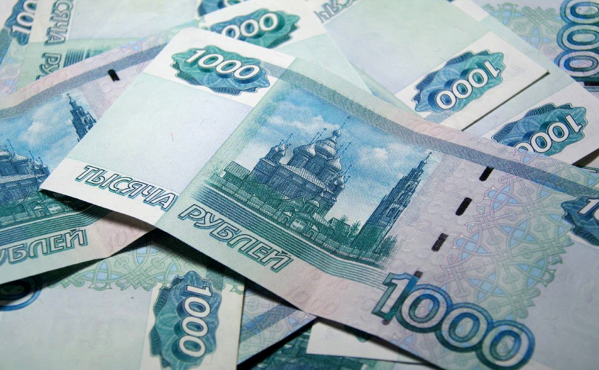 Курс доллара вырос до максимума за месяц. Почему рубль все время дешевеет