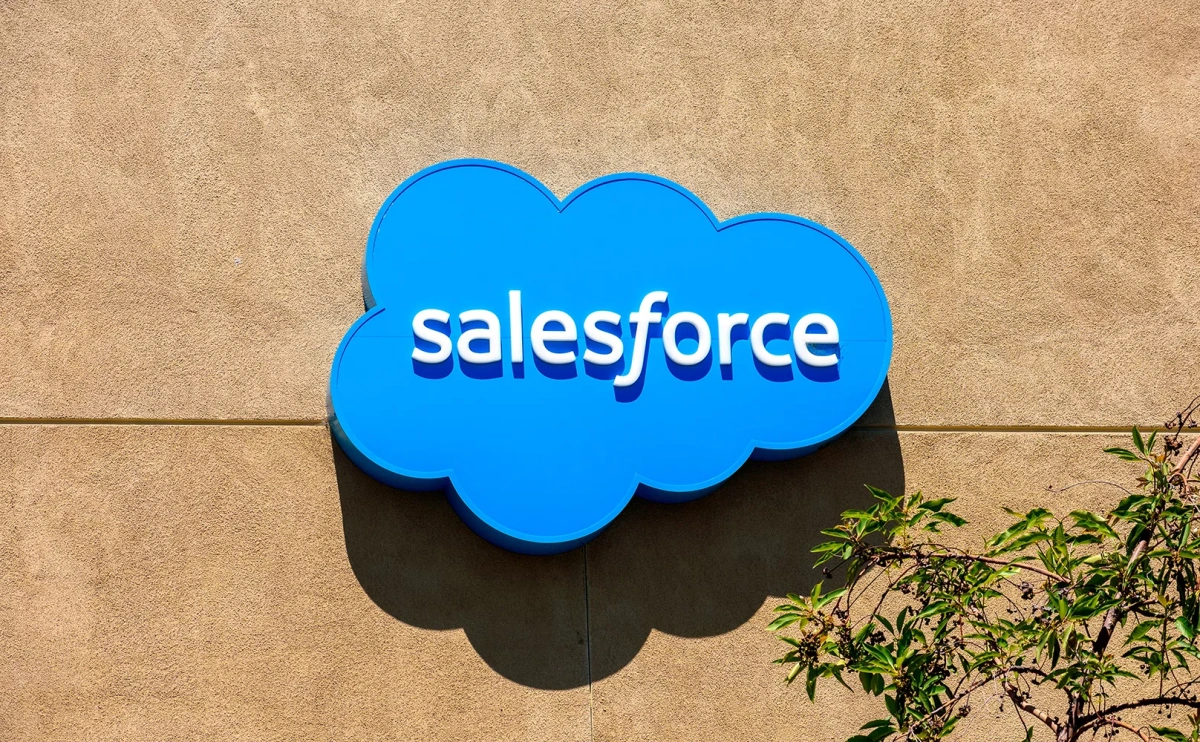 Акции Salesforce упали на 8% после снижения прогноза на квартал и год