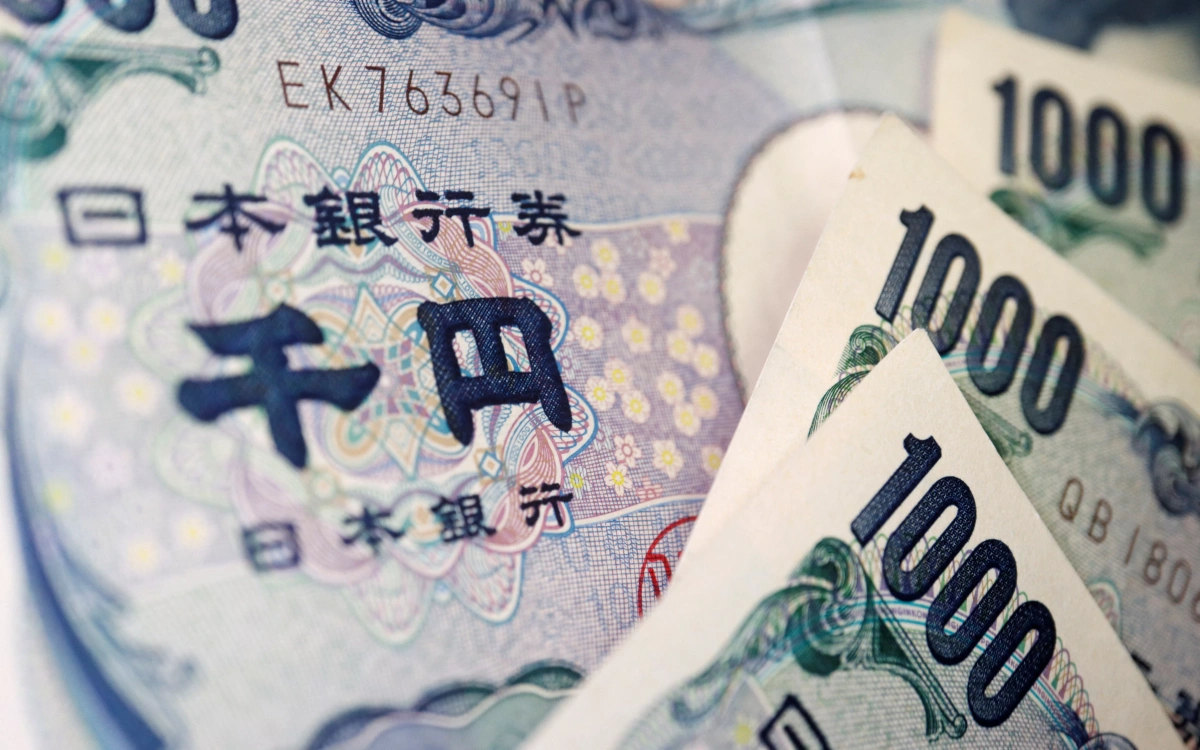 Японская иена обвалилась до минимума за 24 года