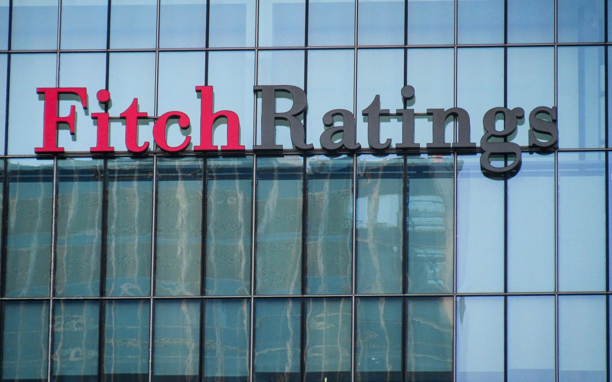 Fitch ухудшило рейтинг США. Как это может повлиять на рынок и ФРС