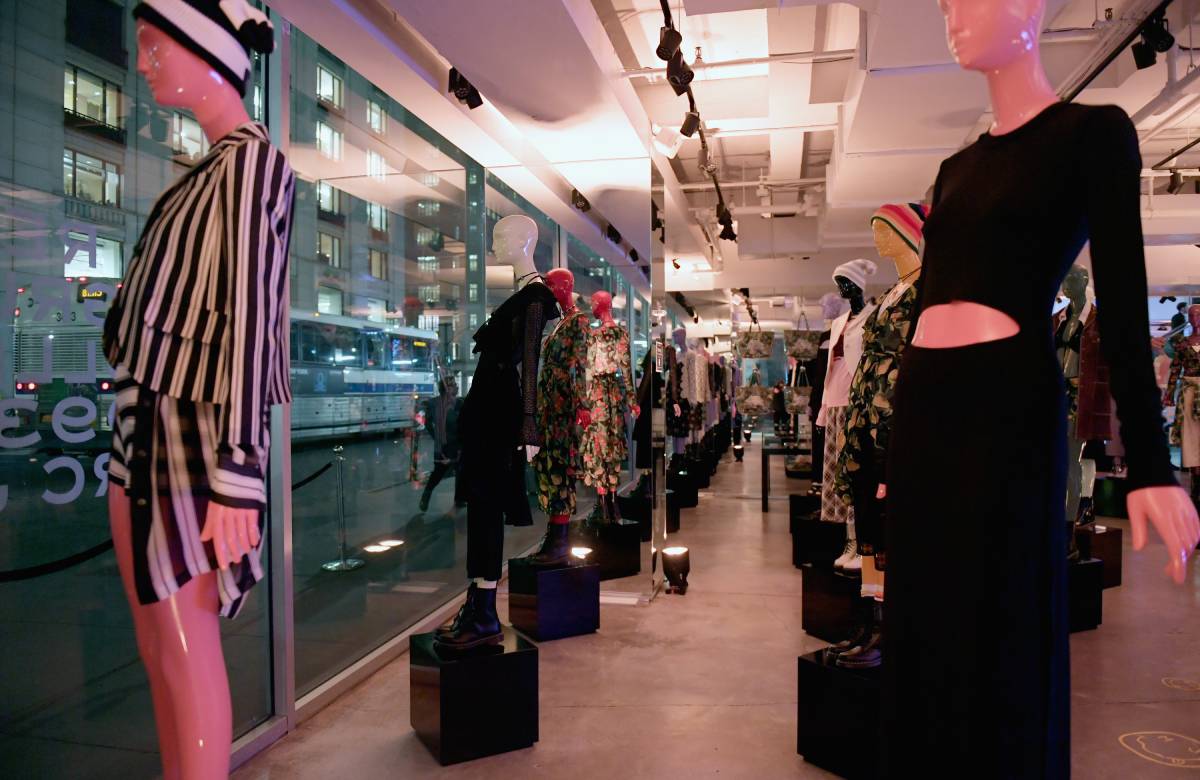 Amazon создаст высокотехнологичные офлайн-универмаги одежды