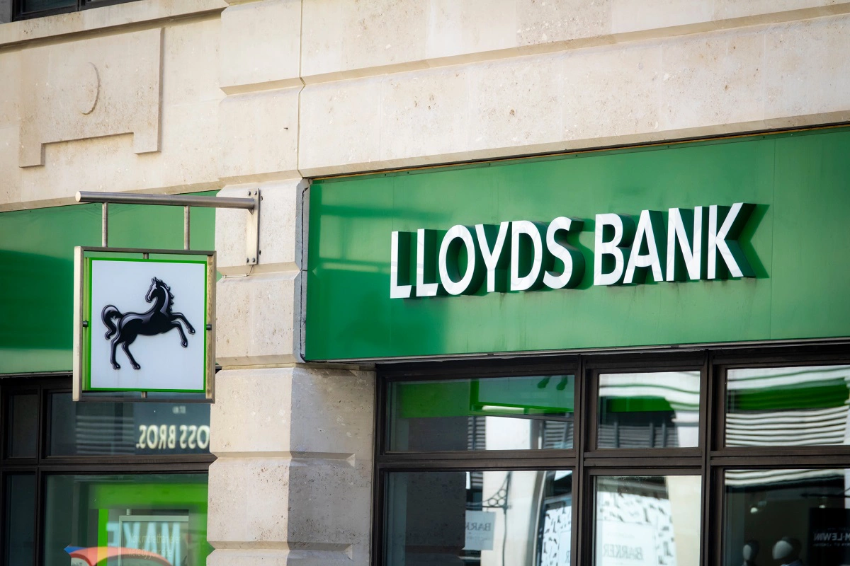 Активисты попытались сорвать собрание акционеров Lloyds Bank