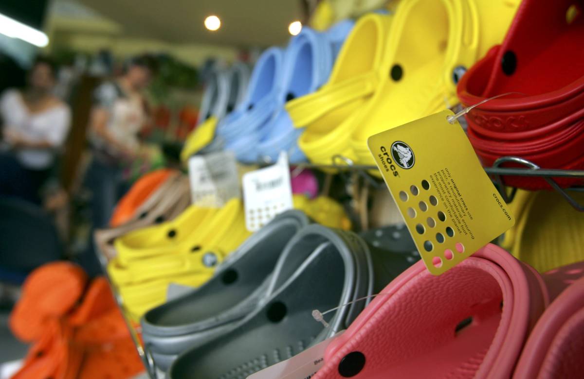 Производитель обуви Crocs приостанавливает деятельность в России