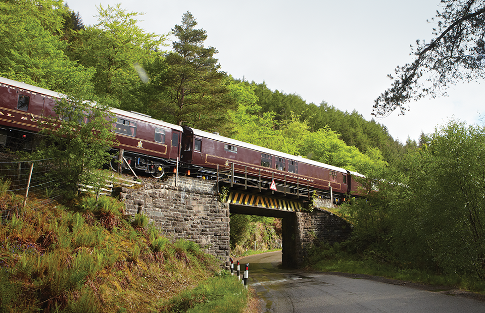 Поезд Belmond Royal Scotsman рассчитан всего на 36 гостей.
В программу путешествий входят экскурсии на вискикурни, посещение замков и усадеб