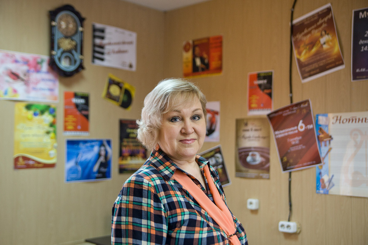 «Столкнулась с тем, что никому не нужна»
«Порой меня спрашивают: вы музыкант? Когда я отвечаю, что никакого музыкального образования у меня нет, все удивляются. По первому диплому я режиссер театрализованных представлений и праздников, по второму — психолог. Полжизни работала в сфере культуры, несколько лет руководила дворцом культуры, затем была генеральным директором кадрового центра по подбору персонала для «УГМК Холдинг».
В 2008 году, когда произошел кризис, меня сократили. Начав в 50 лет искать новую работу, я столкнулась с тем, что никому не нужна. Во-первых, мое резюме, вероятно, пугало работодателей серьезными должностями, а во-вторых, компании были больше заинтересованы в молодых специалистах. Я поняла, что ни руководителем, ни менеджером среднего звена меня не возьмут, и пошла в «Роспечать» продавать газеты»
