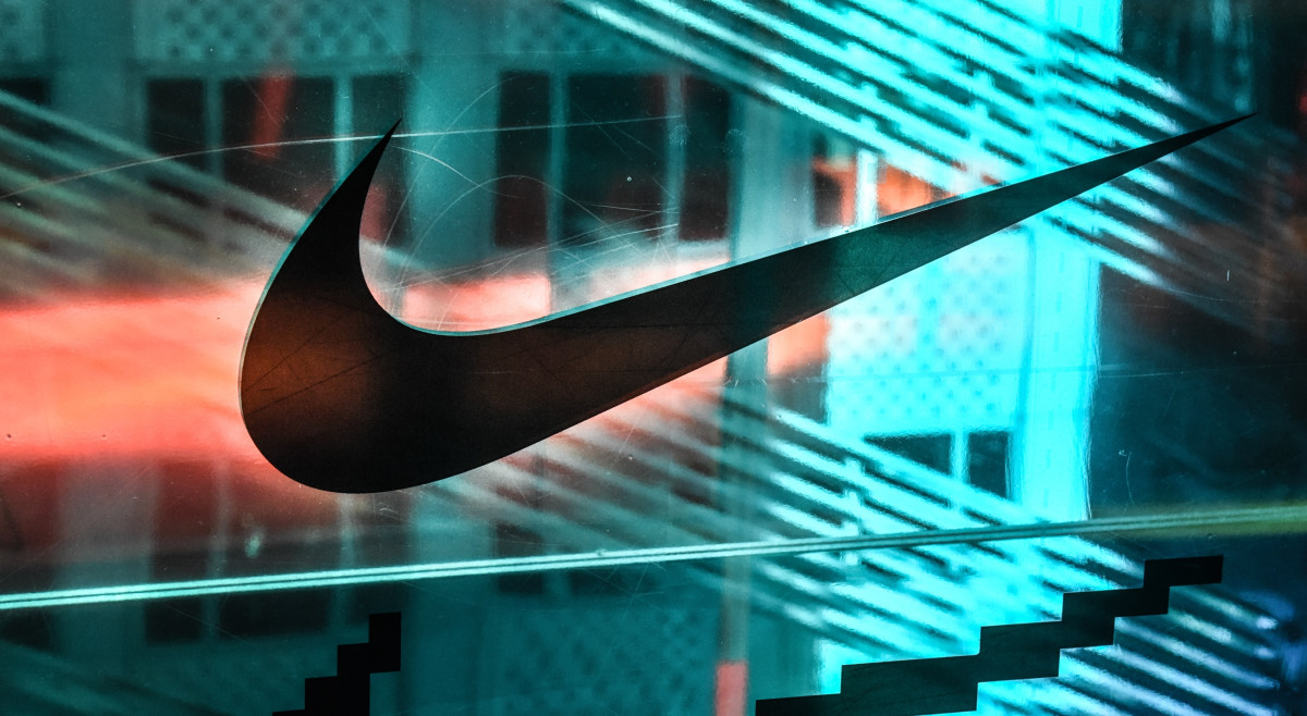 Логотип Nike на стекле флагманского магазина на Пятой авеню в Нью-Йорке
