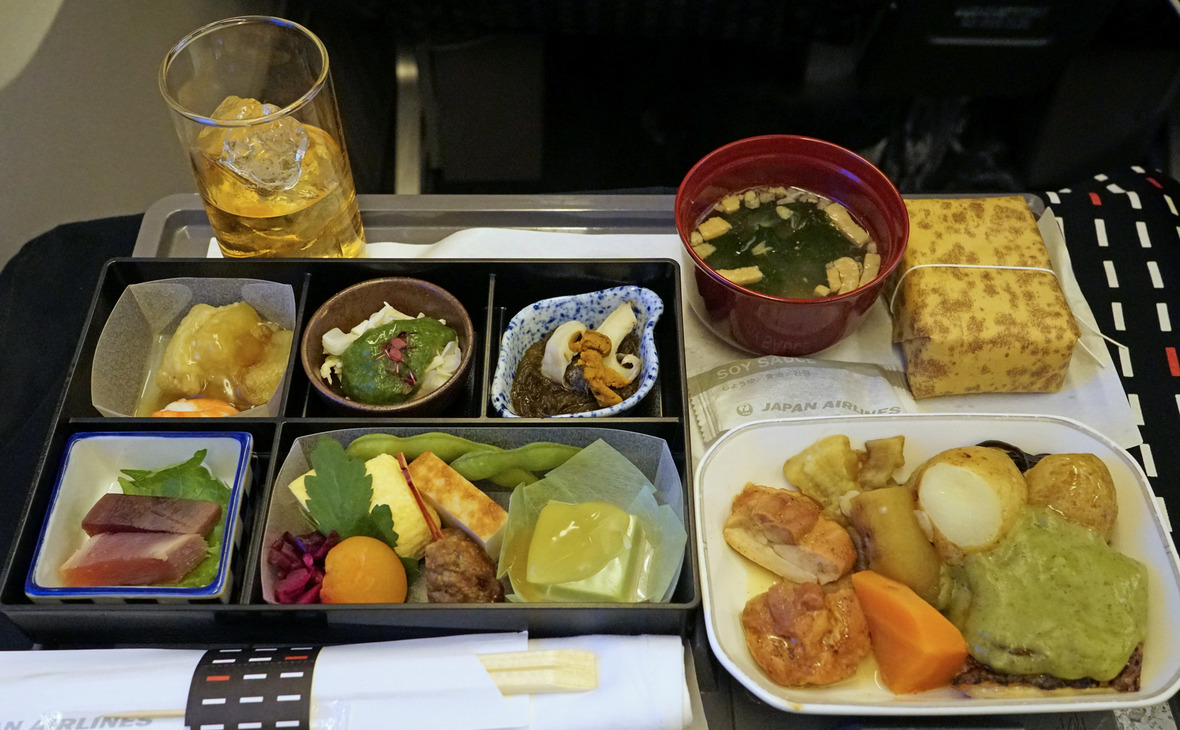 Авиакомпании повысят качество еды в самолетах. Поможет ли это акциям?