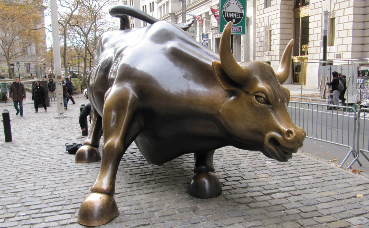 <p>Бронзовая статуя &laquo;Атакующий бык&raquo; стоит на Уолл-стрит в Нью-Йорке. Монумент считается символом биржевых торгов на повышение: в мире финансов &laquo;быками&raquo; называют игроков, которые верят в экономический рост и удорожание акций</p>