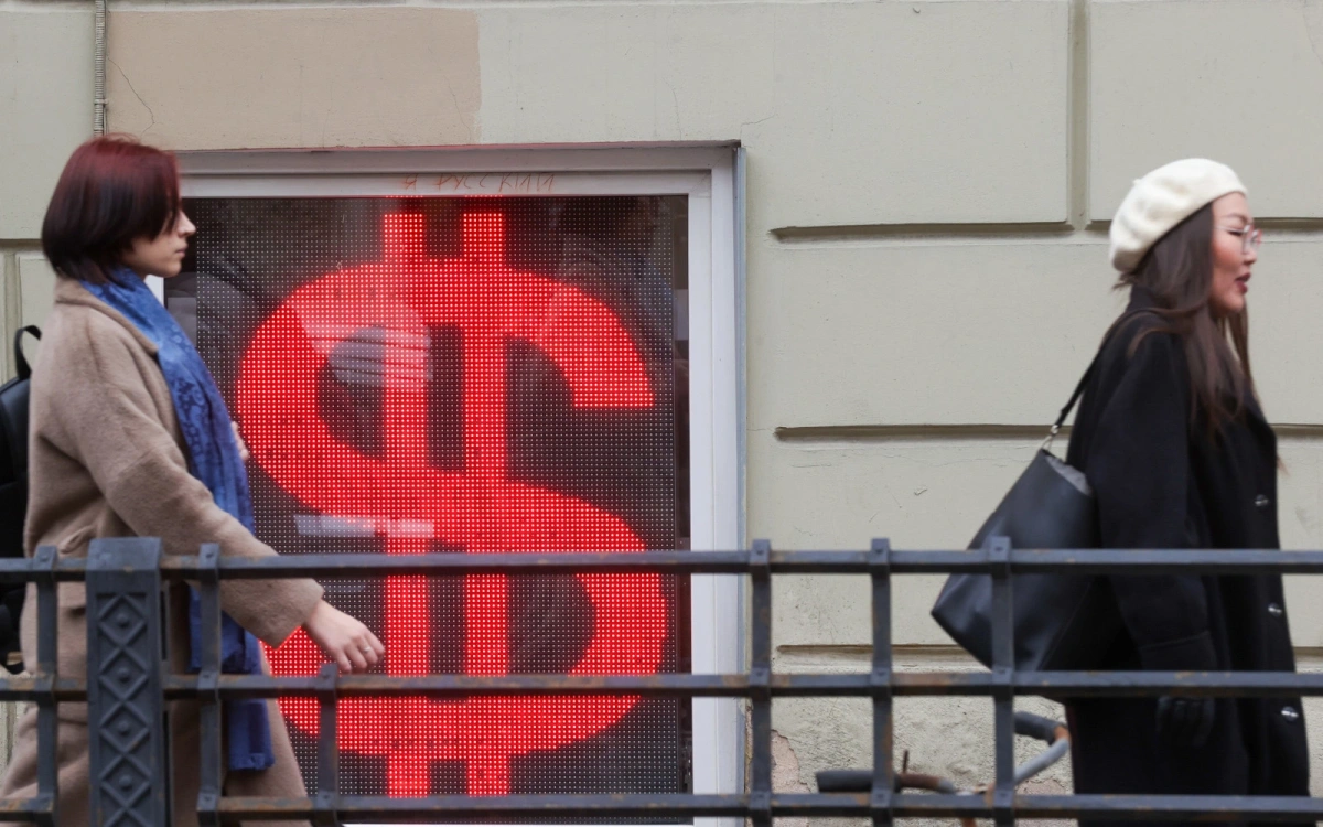 ЦБ понизил официальный курс доллара более чем на ₽1
