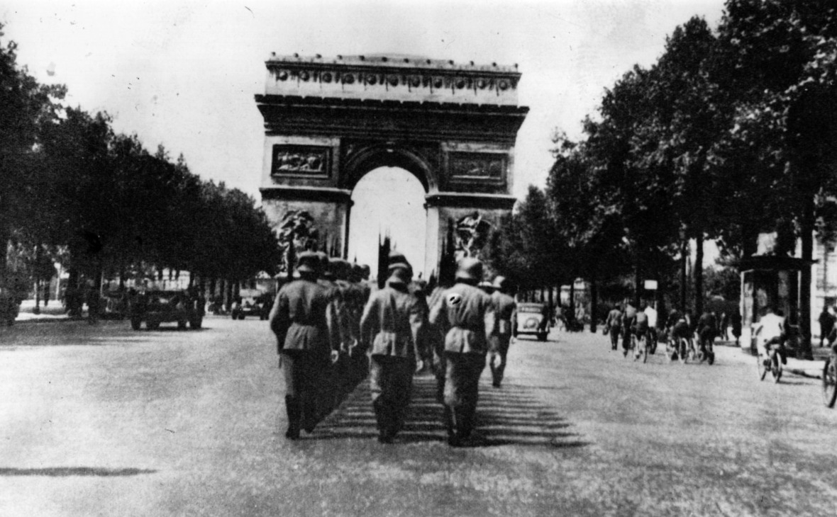 Немецкие войска в оккупированном Париже. 1943 год