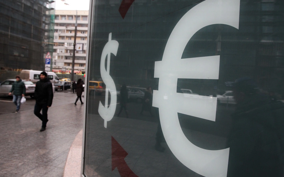 ЦБ установил курсы доллара и евро на 14 июня впервые по новой методике