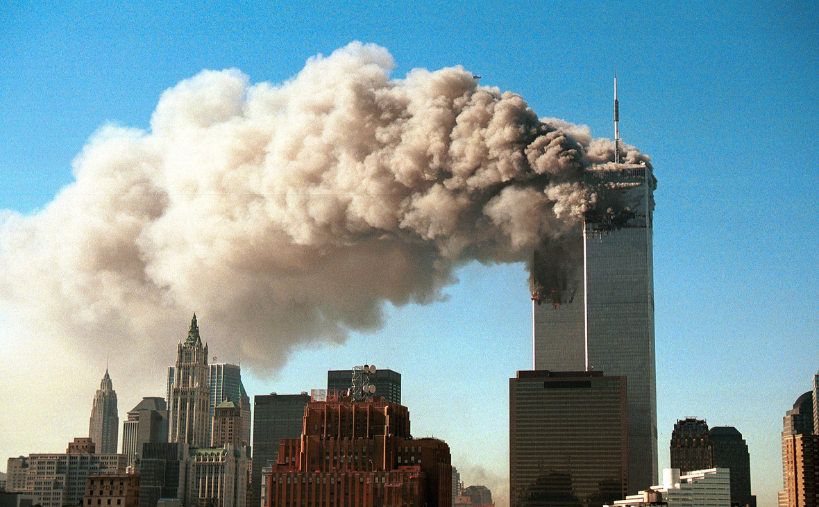 Башни Всемирного торгового центра в Нью-Йорке после атак 11 сентября 2001 года