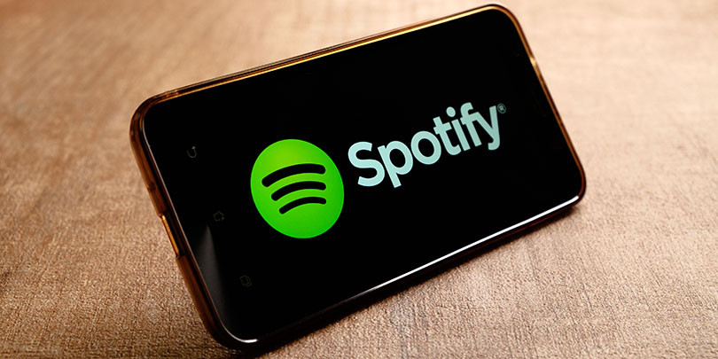 Spotify будет маркировать подкасты с обсуждением COVID-19