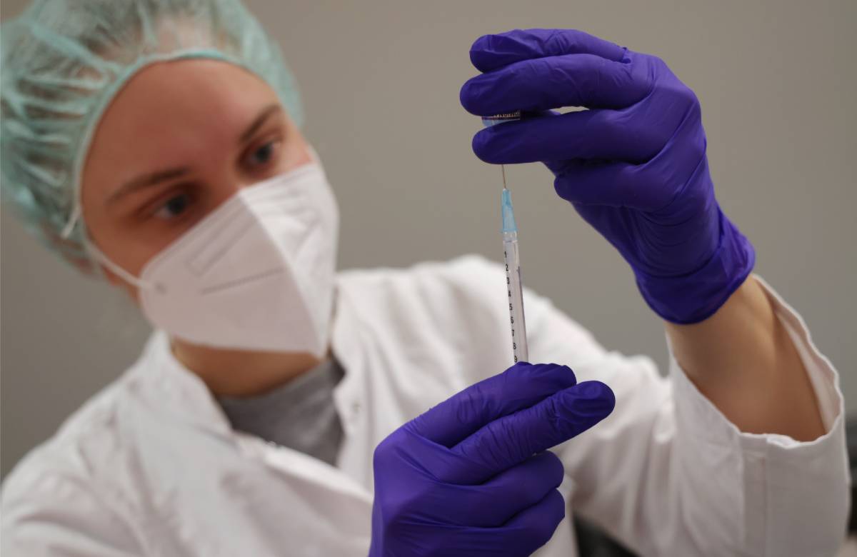 Pfizer и BioNTech начали клинические испытания вакцины против «омикрона»