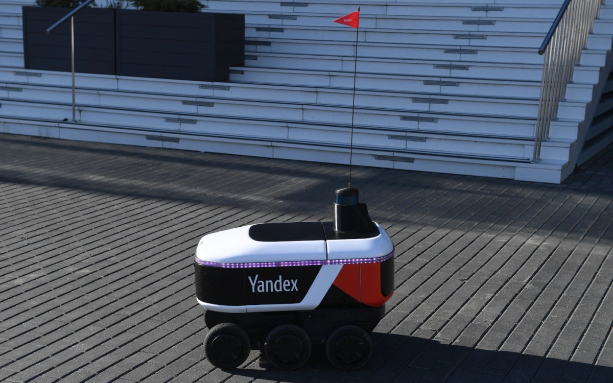 <p>Беспилотный робот-курьер &laquo;Яндекс.ровер&raquo; во время работы на территории технопарка &laquo;Сколково&raquo;</p>
