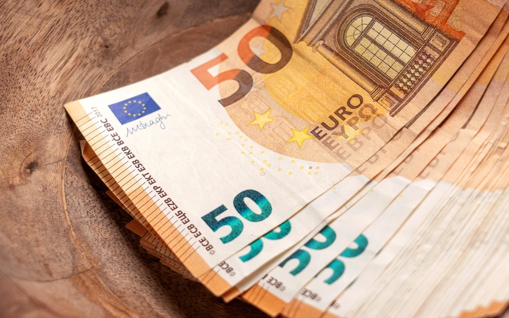 Курс евро поднялся выше ₽100 впервые с 9 января