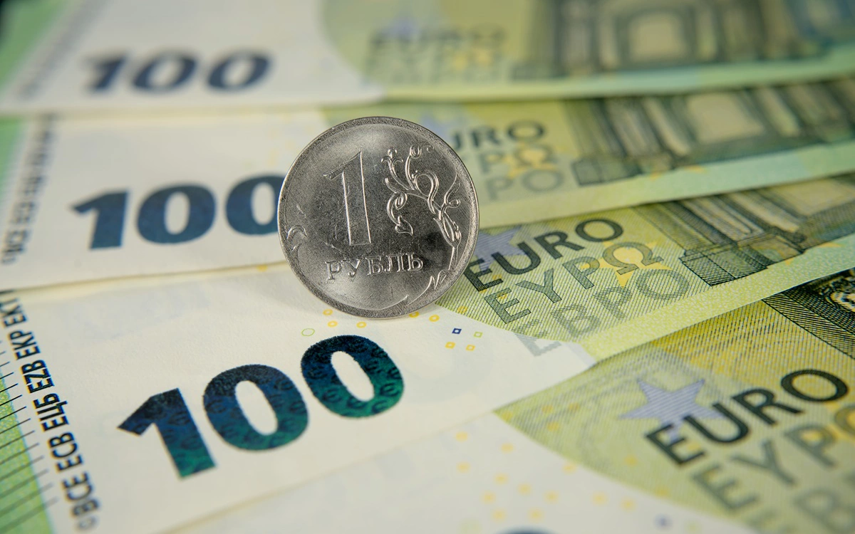 Курс евро превысил ₽101 впервые с 21 марта