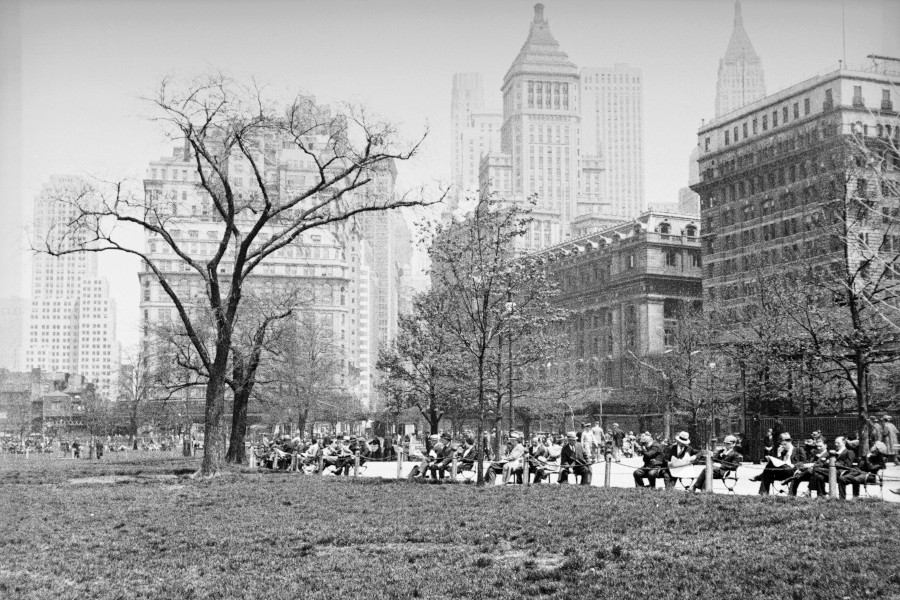 Декабрь 1938 года: люди отдыхают в Нью-Йорке на фоне Уолл-стрит