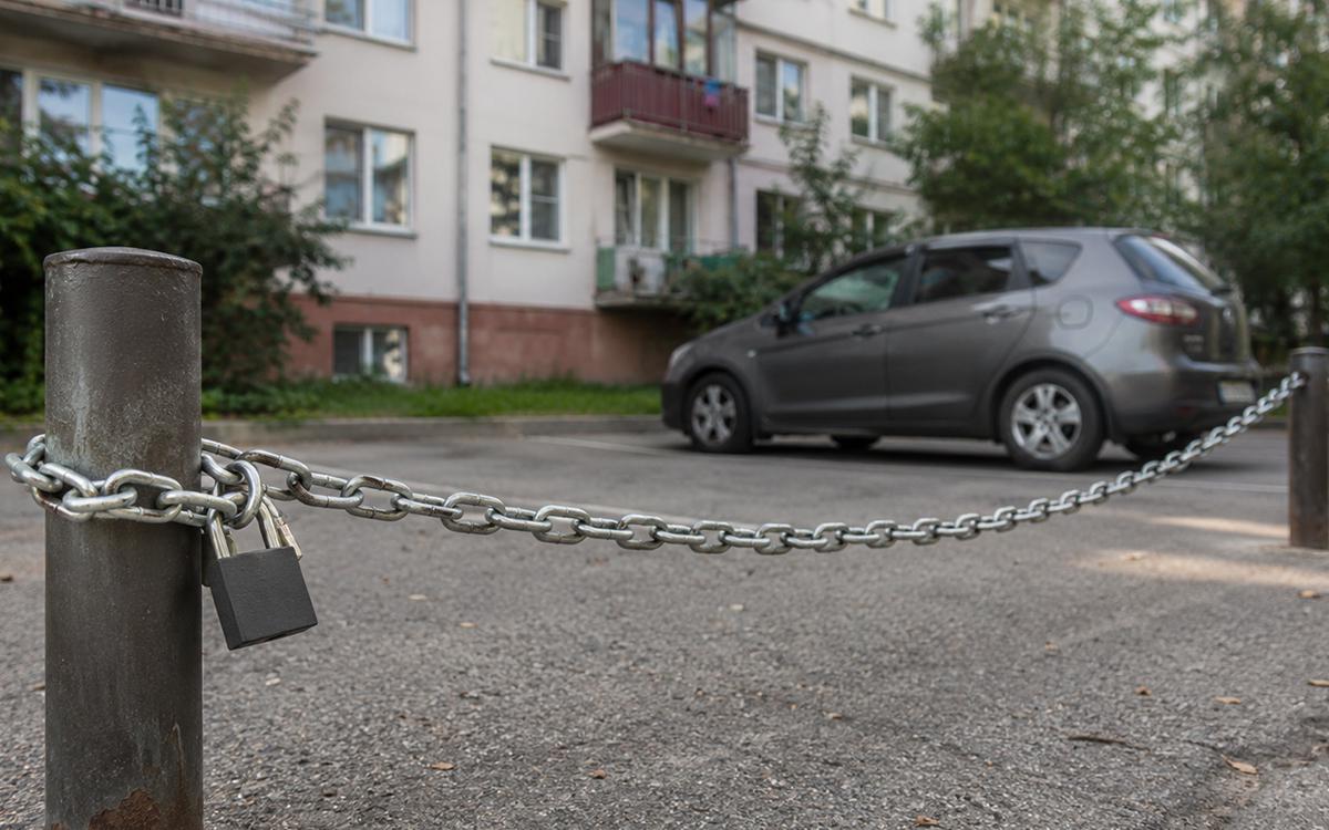 Соседи огородили место во дворе: как законно вернуть общую парковку