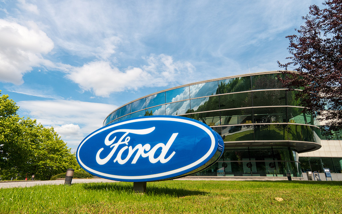 Акции Ford упали на 9% после прогноза о сокращении производства