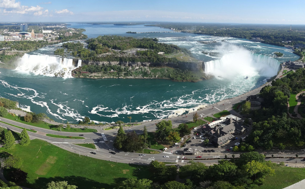 Комплекс водопадов на реке Ниагаре, отделяющий американский штат Нью-Йорк от канадской провинции Онтарио
