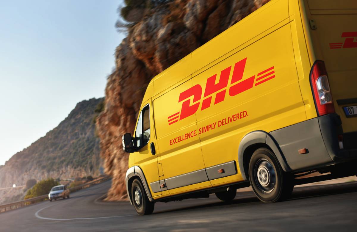 DHL приостановила доставку грузов и документов в Россию