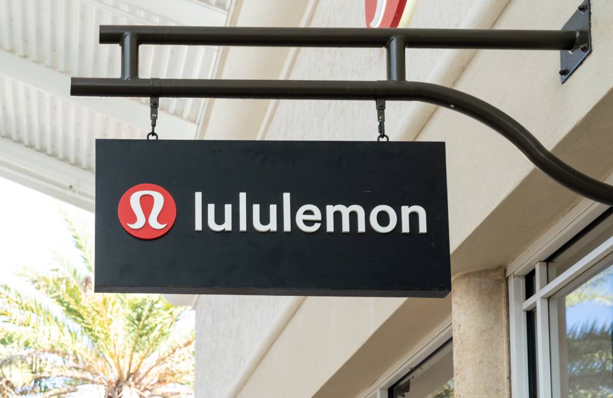 Акции Lululemon и Under Armour упали после снижения рейтингов Jefferies