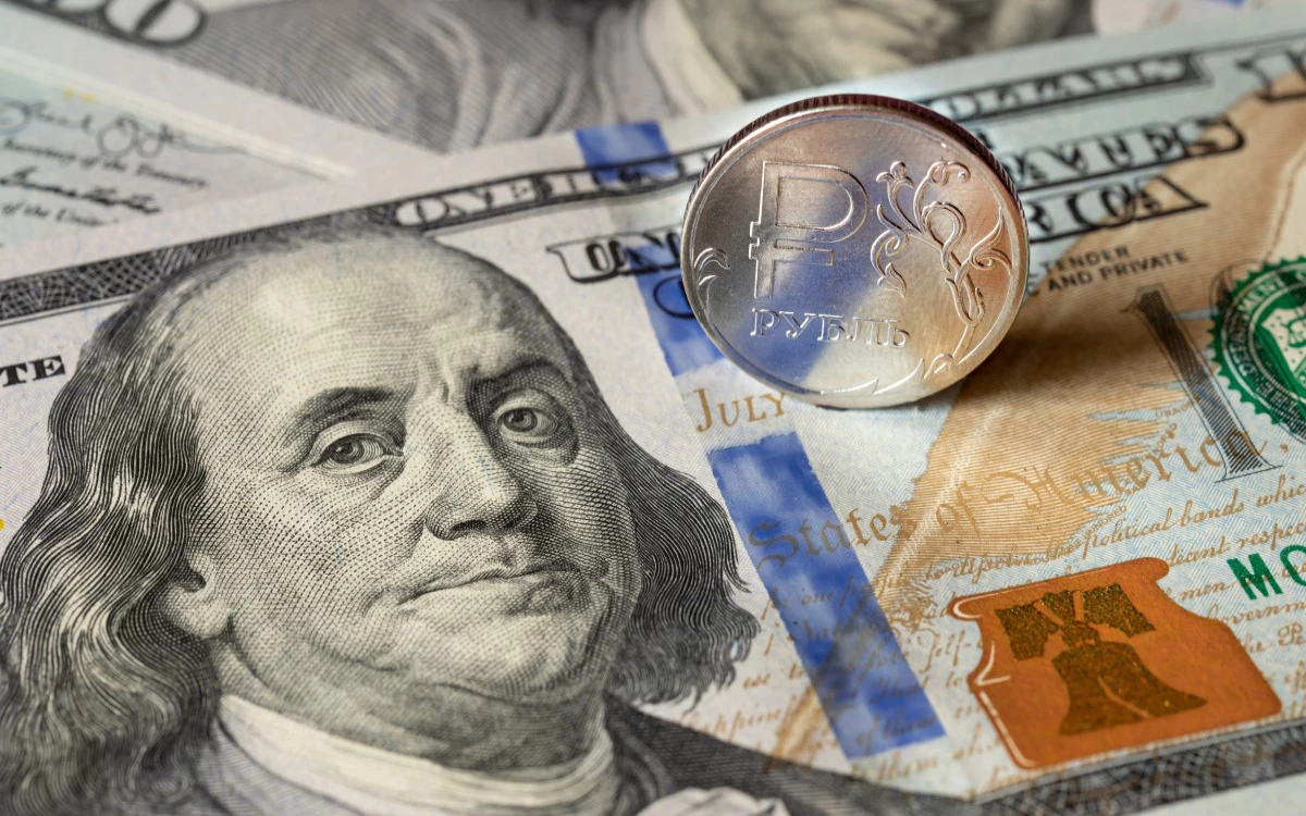 ЦБ понизил официальные курсы доллара и евро