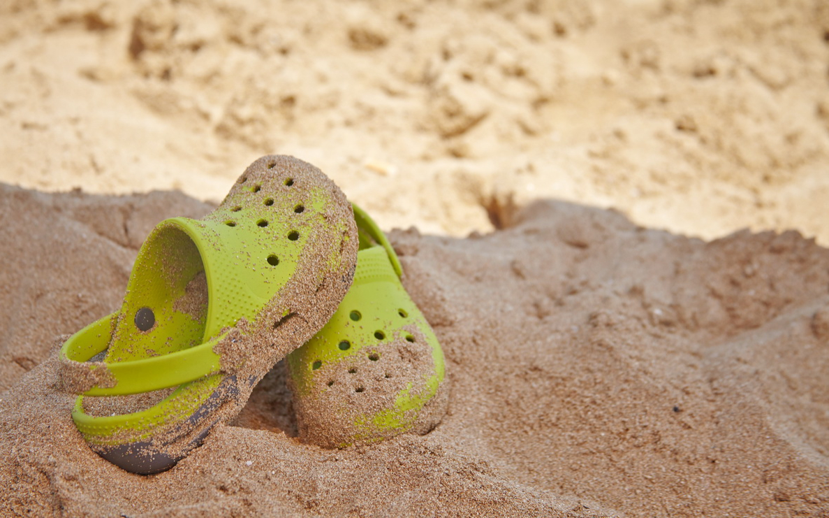 Акции производителя обуви Crocs взлетели на 15% после рекордного отчета