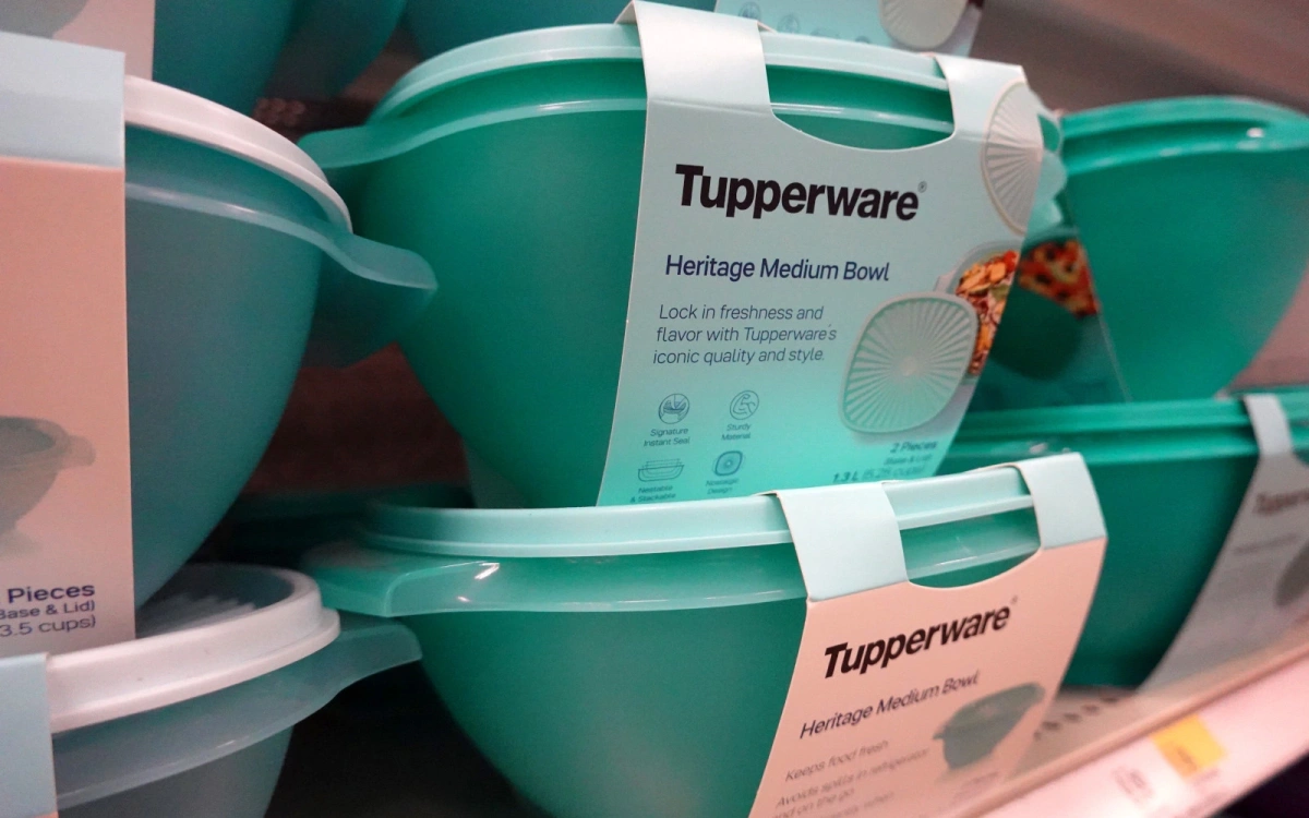 Акции Tupperware обвалились почти на 60% на новости о банкротстве