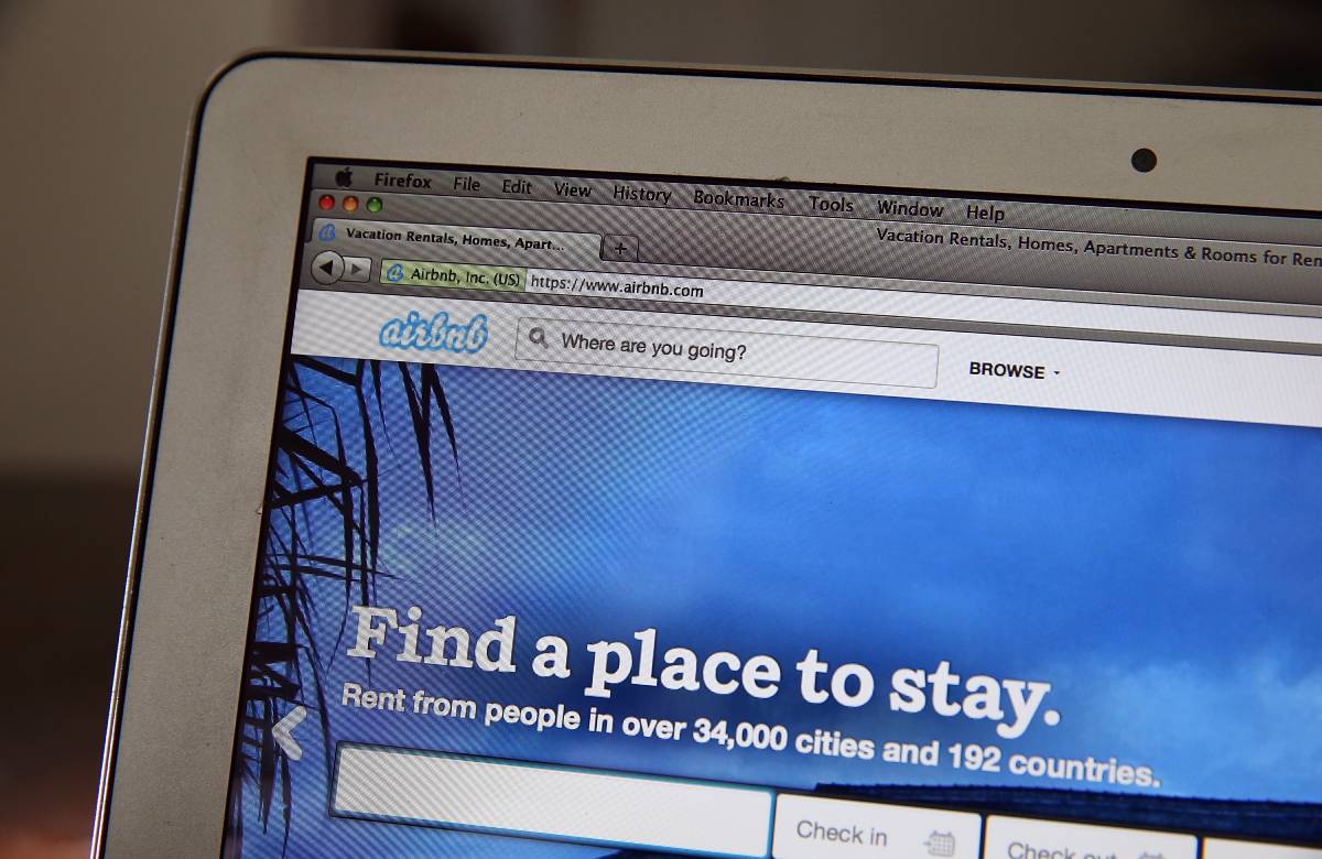 Airbnb расширила программу по размещению афганских беженцев
