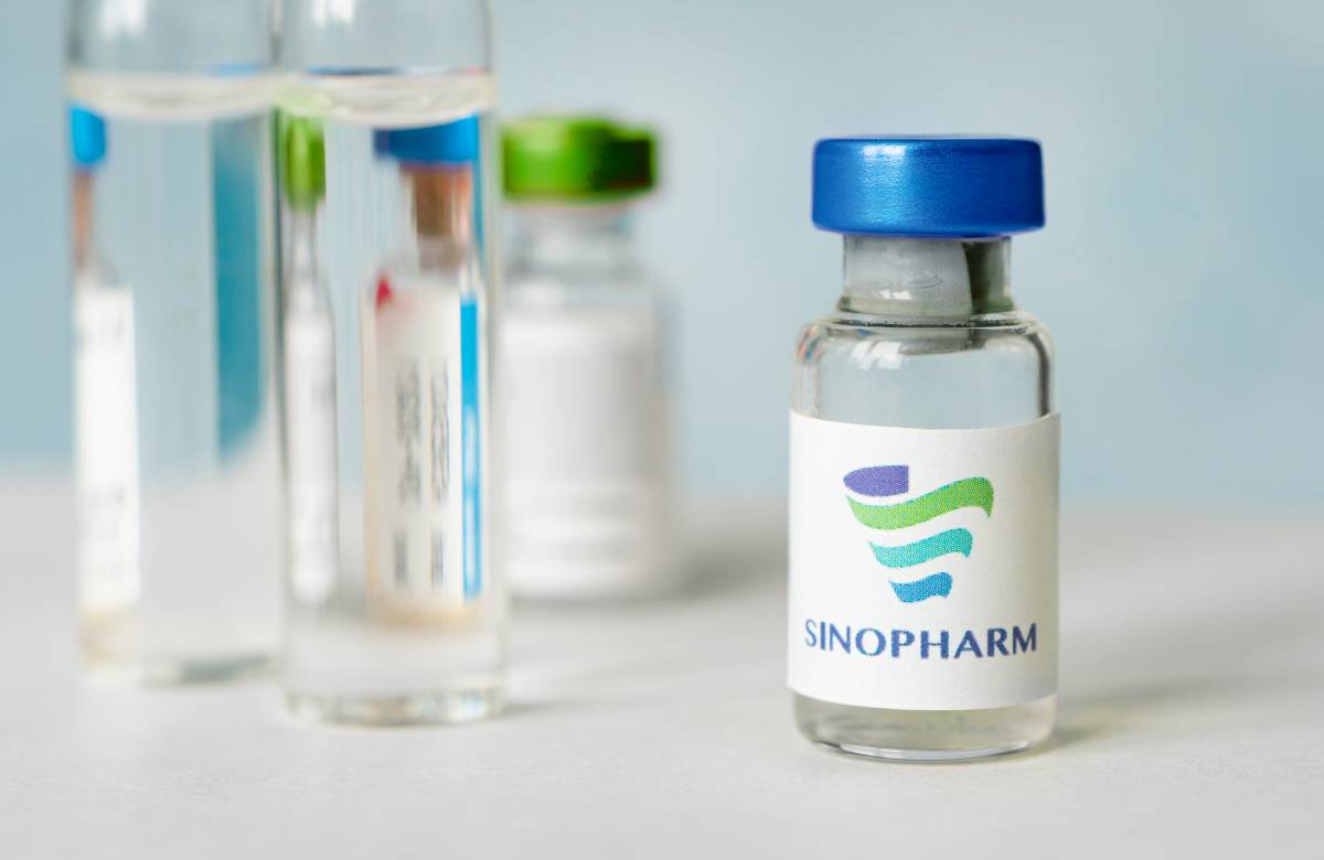 Sinopharm заявила об одобрении Пекином испытаний вакцины против COVID-19